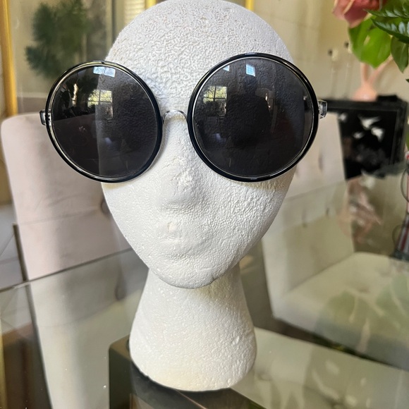 Chic Black Round Sunglasses - Picture 1 of 2